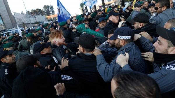 Incidentes y enfrentamientos en las afueras del tribunal militar(AFP)