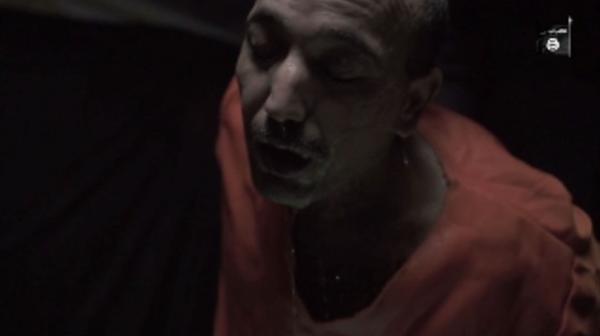 El video muestra al hombre siendo sumergido repetidas veces en un tanque de agua hasta que finalmente su ejecutor lo ahoga