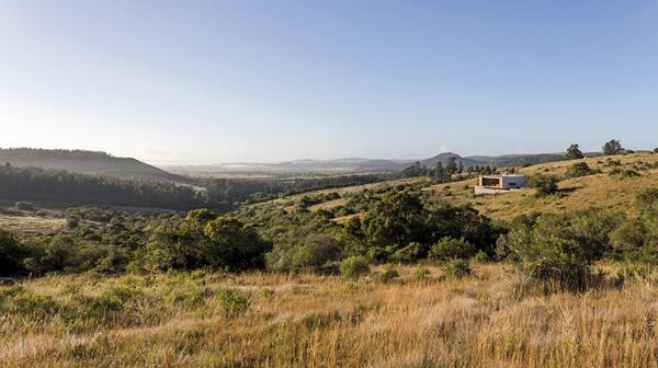 Fue creada por el estudio binacional MAPA y construida en una fábrica cerca de Montevideo por una empresa llamada Lutron