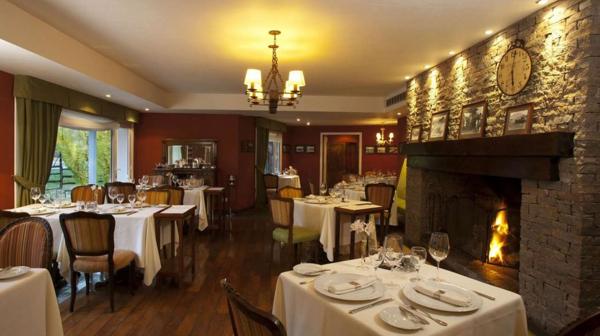 El lujoso comedor del hotel “Los Sauces”, hoy en la mira de la justicia argentina.