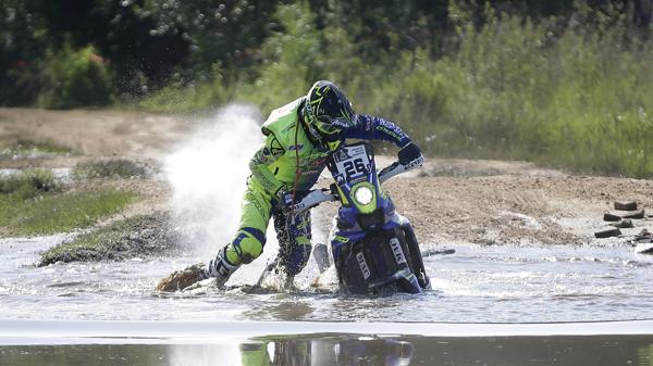 El piloto francés Adrien Metge lucha con su moto Sherco Tvs tras caer en un río durante la segunda etapa del Rally Dakar que se correrá en 2017 entre Asuncion, Paraguay y Resistencia, Argentina (AP)