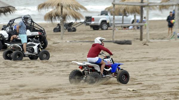 Cuatriciclos, buggys y motos se desplazan por las playas