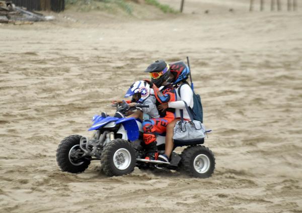 Por los medanos circulan cuatris, motos y buggys