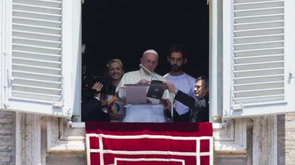 El Papa Francisco, durante el rezo del mediodía en la Plaza de San Pedro