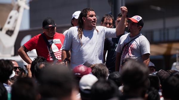 “El Chipi” durante la protesta de los manteros en Once (Adrián Escandar)