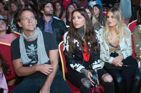 Cande con su hermana, Micaela Tinelli, viendo a Lali; le tocó sentarse al lado de Matías Martin, y delante de Meme Bouquet, el marido de María del Cerro (foto: GM Press)