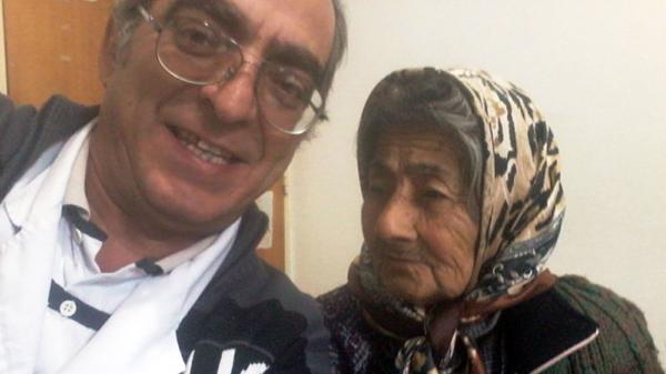 Luis, con su “mejor paciente”, doña Sabina Vicenta Cáceres (El Federal Online).