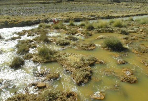 Estas son las vegas inundadas con agua ácida que el gobierno de San Juan aseguró que no existen.