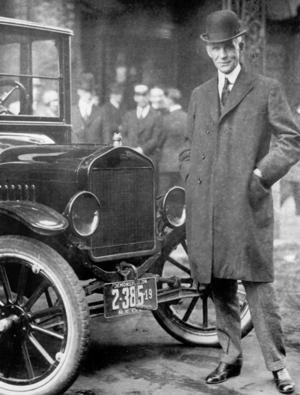 Henry Ford junto a una de sus tantas creaciones
