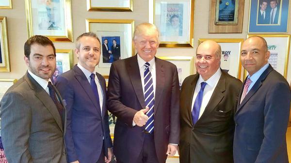 El presidente electo de Estados Unidos, Donald Trump, posa para la foto junto a Freddy Balsera, Carlos Gimenez, Julio Ligorria y David Duckenfield