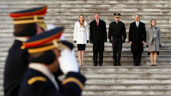 Un doble del presidente electo participa en un ensayo del desfile de asunción (Reuters)