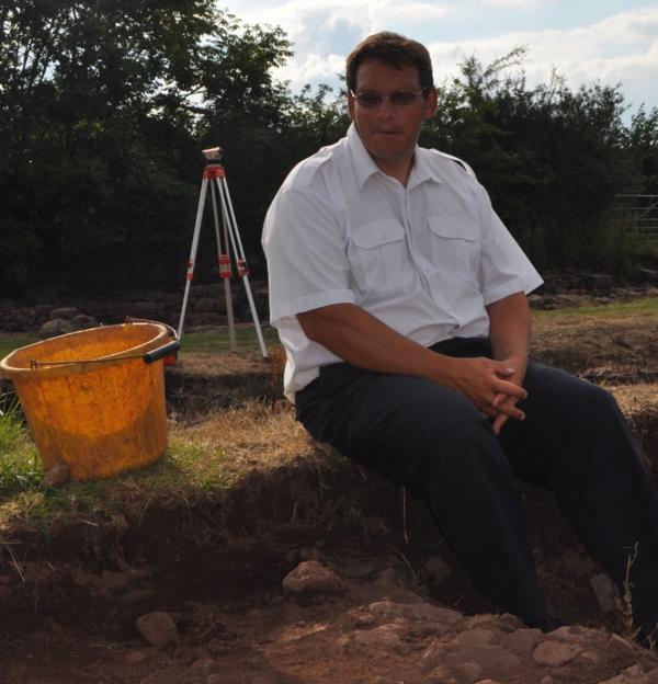 Stuart Wilson, cerca de una de sus excavaciones en el presunto sitio donde estuvo la ciudad medieval perdida de Trellech (Tamar Rubinstein)