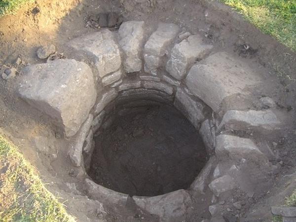 Un pozo desenterrado, en el que se hallaron varios objetos (lostcityoftrellech.co.uk)