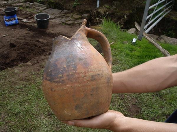 En el campo se hallaron hierro y cerámicas medievales (lostcityoftrellech.co.uk)