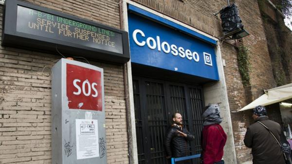 La estación Colosseo del metro romano, cerrada por precaución (AP)