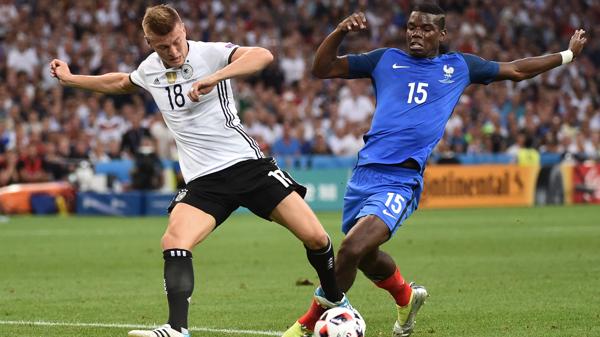 Toni Kroos y Paul Pogba disputan la pelota (AFP)