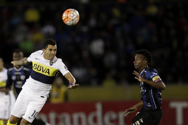 Carlos Tevez disputa una pelota en el encuentro entre Boca e Independiente del Valle