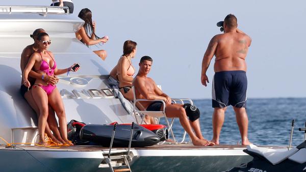 Cristiano Ronaldo rodeado de amigos en un yate (The Grosby Group)