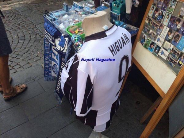 Los hinchas de Napoli no le perdonan la traición a Gonzalo Higuain