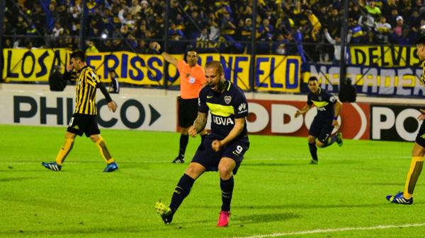 Darío Benedetto celebra el primer gol de Boca (Copa Argentina)