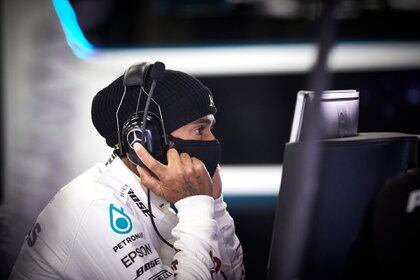 Lewis Hamilton, con su tapabocas, analiza la telemetría tras los tests de Mercedes en Silverstone (Prensa Mercedes).
