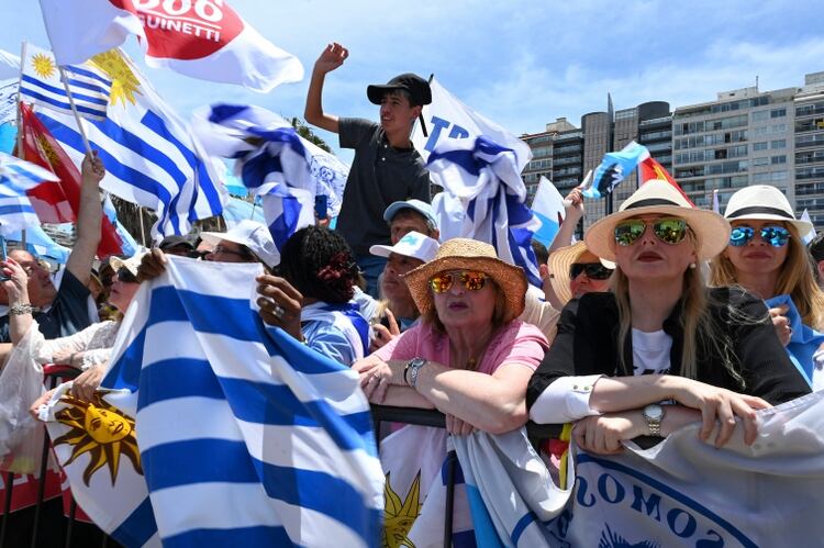 Simpatizantes de Luis Lacalle Pou, en Montevideo (AFP)