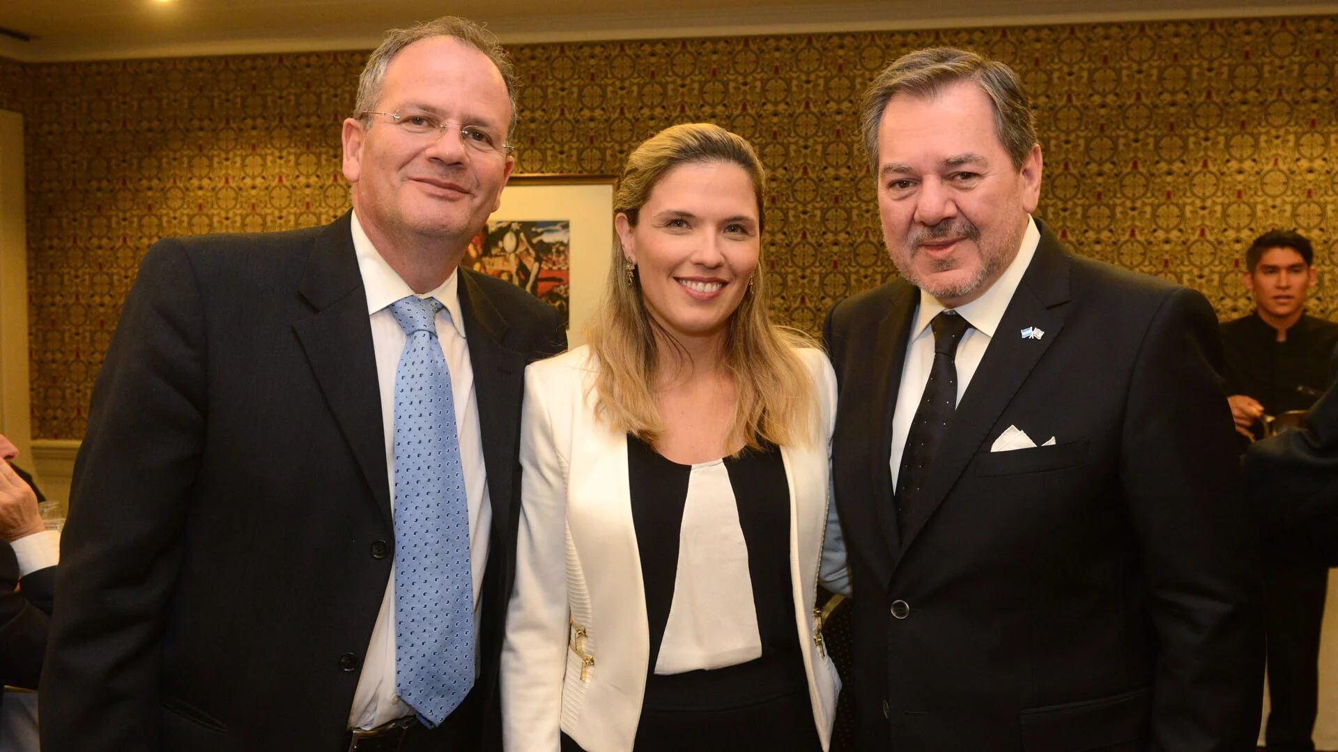 El embajador de Israel, Ilán Sztulman y su esposa Jaqueline Lember, junto al presidente de CCAI, Mario Montoto