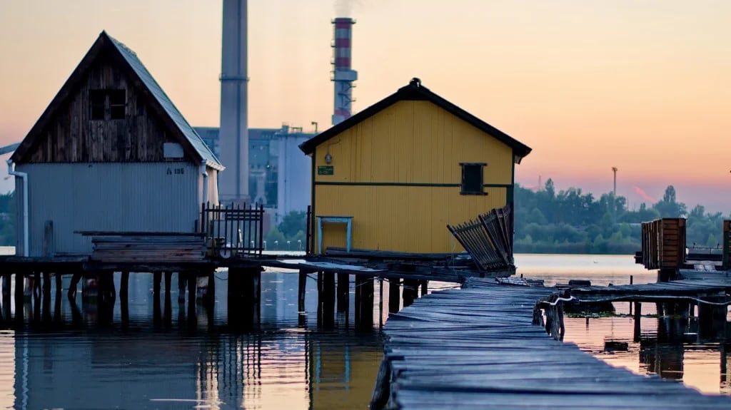 En este pueblo, quizás lo más curioso sea el lago (Shutterstock)
