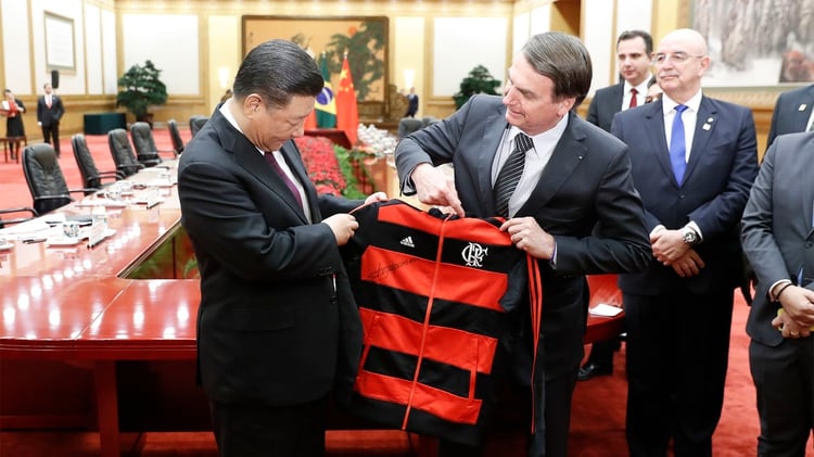 Jair Bolsonaro le regaló una camiseta de Flamengo a Xi Jinping (Photo by Yukie Nishizawa / POOL / AFP)