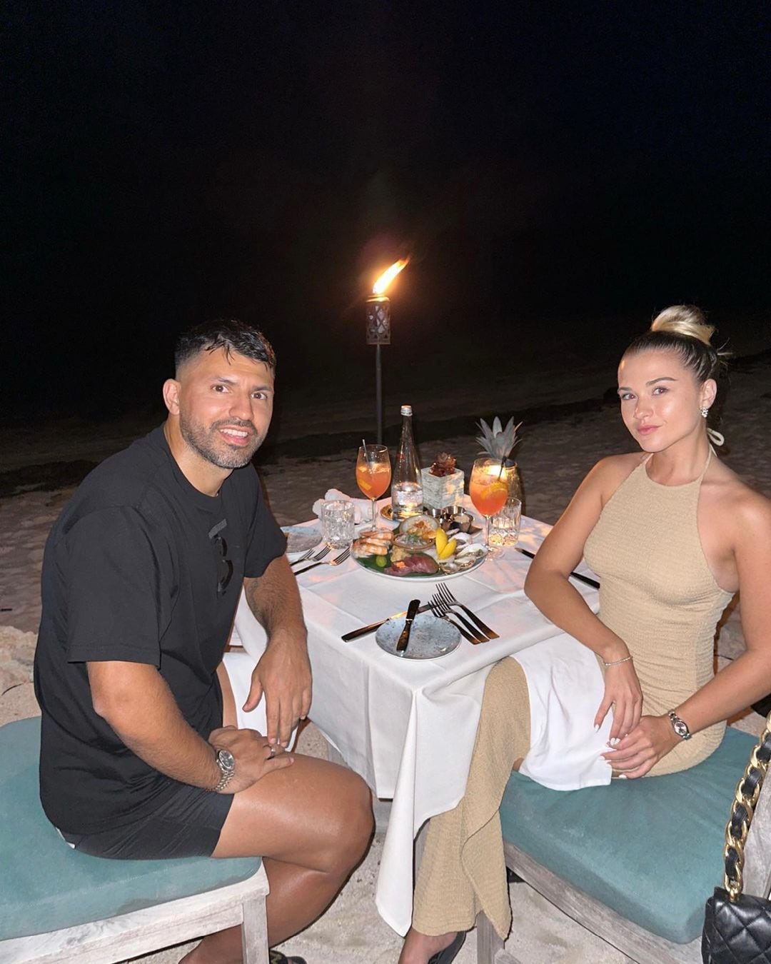 El Kun Agüero y Sofía Calzetti cenando en una isla paradisíaca