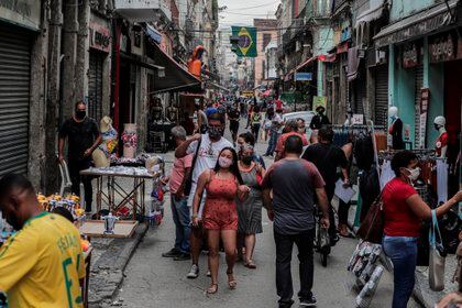 Decenas de personas caminan por un centro comercial en Río de Janeiro (Brasil) (EFE/Antonio Lacerda/Archivo)