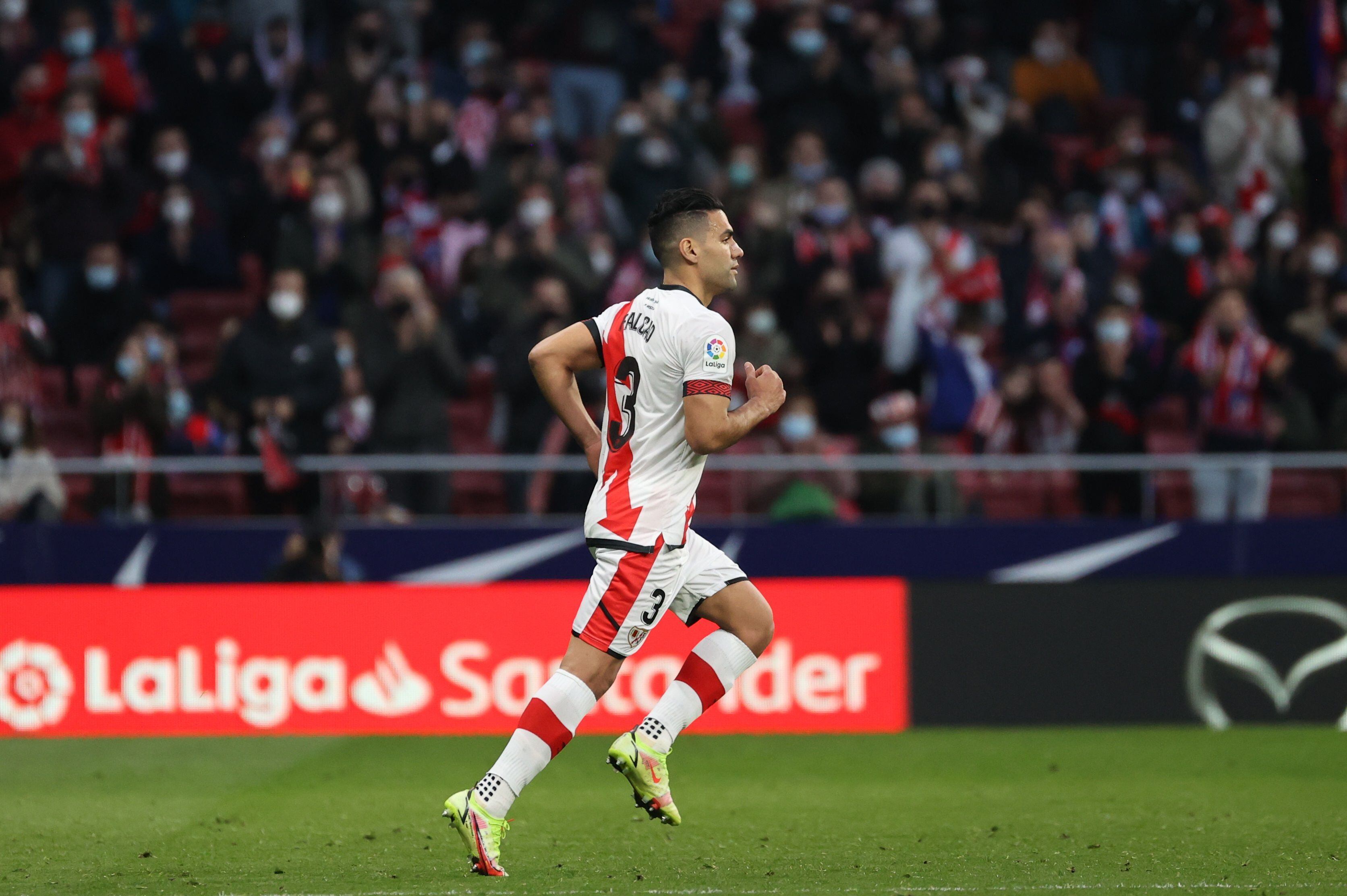 Imagen de archivo del delantero colombiano del Rayo Vallecano, Radamel Falcao, en un partido . EFE/Kiko Huesca