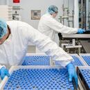 Técnicos de Gilead cargan remdesivir la droga que podría funcionar para el tratamiento de la enfermedad COVID-19 en una instalación en La Verne, California (Reuters)