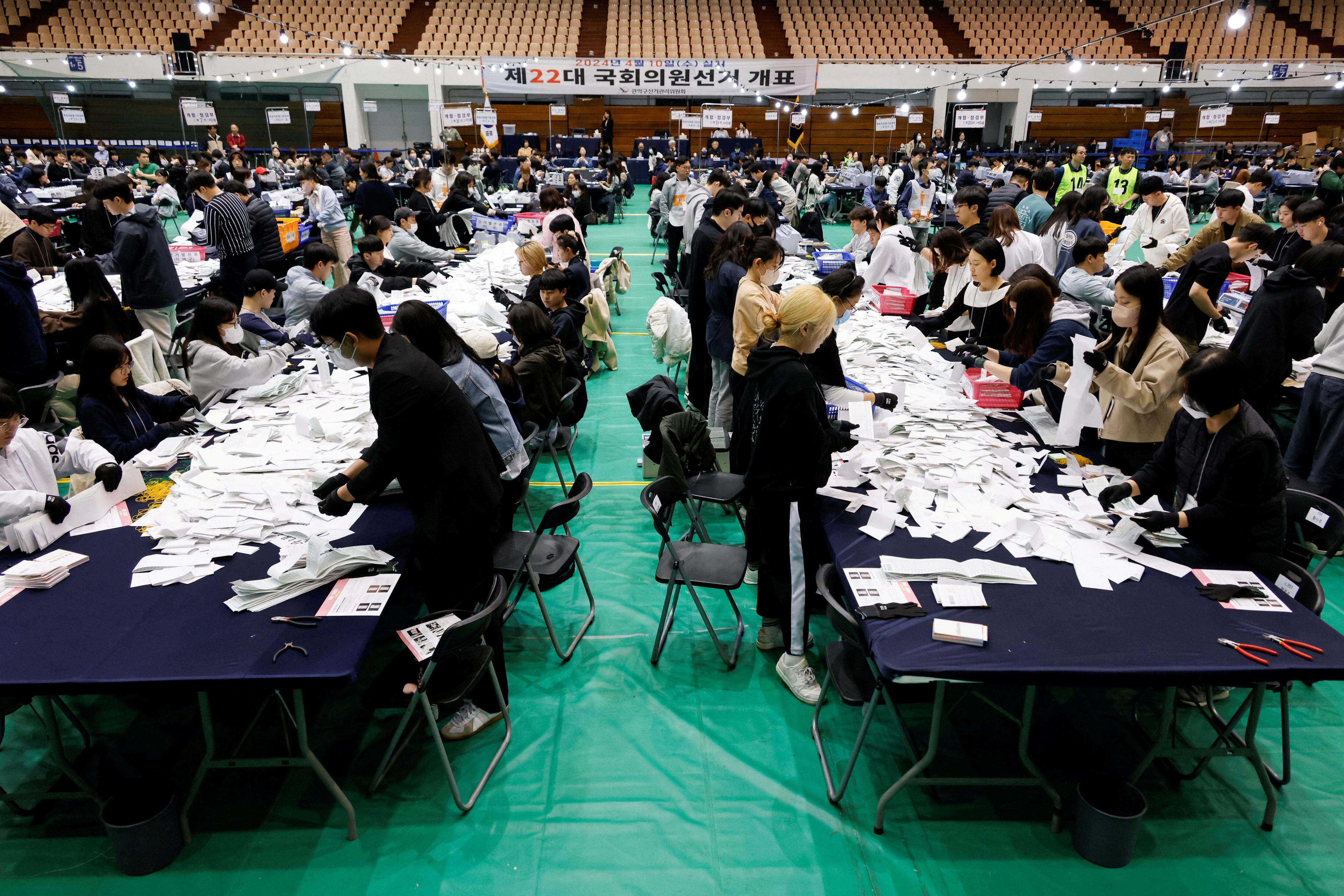 Funcionarios de la Comisión Electoral Nacional cuentan papeletas durante las 22ª elecciones parlamentarias en Seúl, Corea del Sur, este 10 de abril de 2024 (REUTERS)