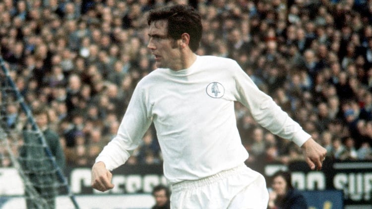 Norman Hunter en acción con la camiseta del Leeds United (Shutterstock)