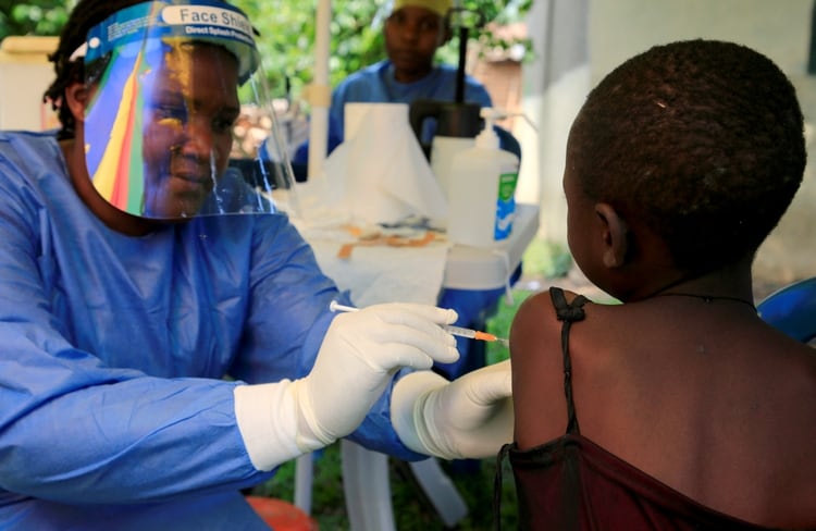 Un trabajador de la salud en Uganda vacuna contra el ébola a un niño (REUTERS/James Akena/File Photo)