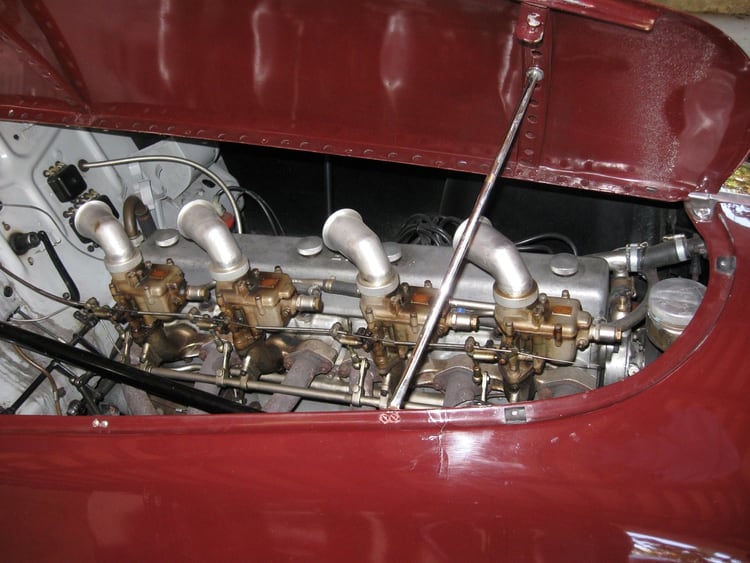 El detalle del motor, construido dos bloques de cuatro cilindros unidos.