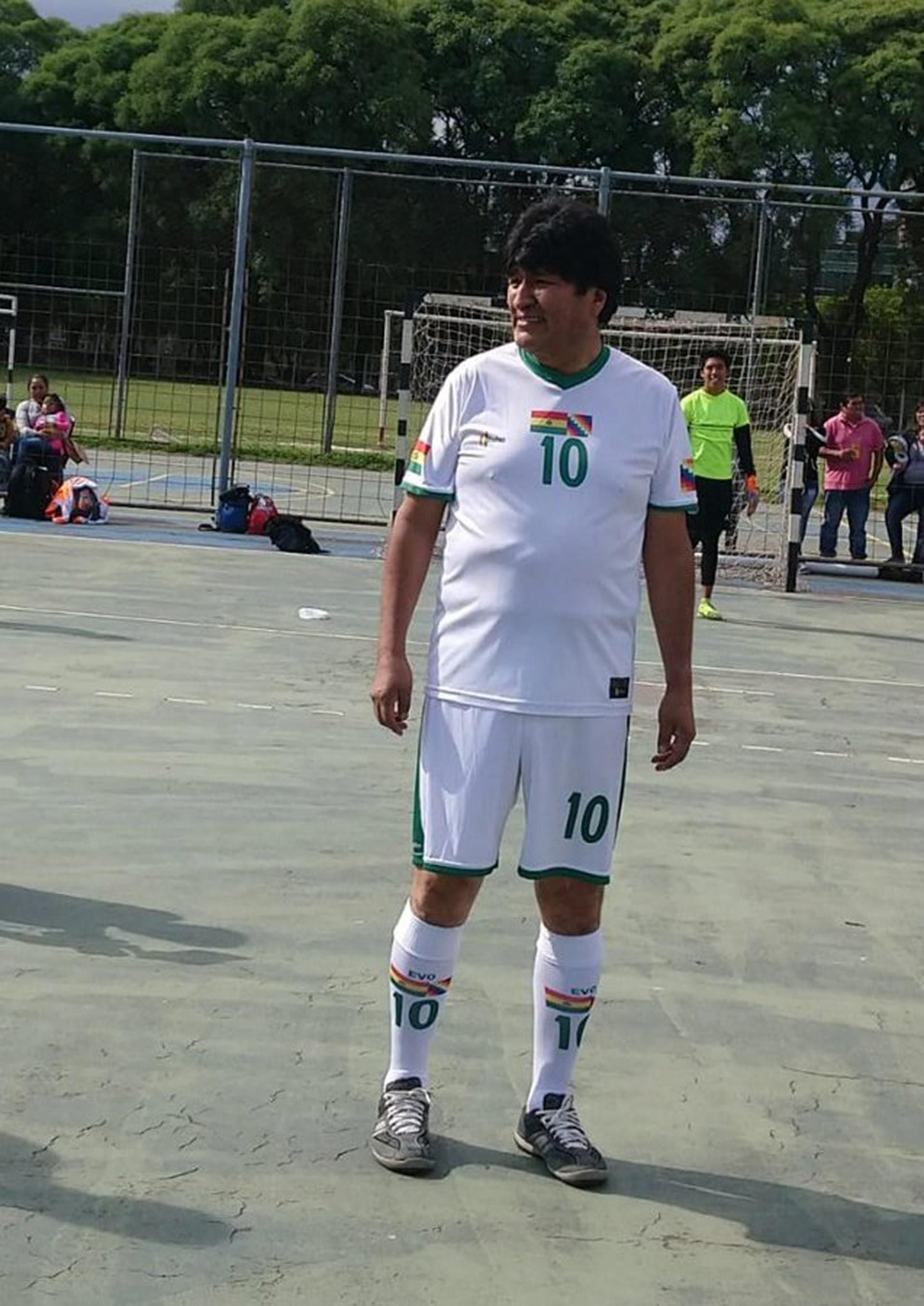 Evo Morales, durante la mañana de Navidad, jugó algunos minutos junto a miembros de la comunidad boliviana @jmkarg