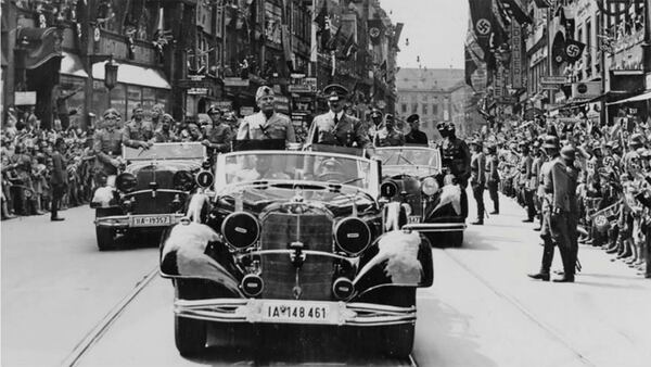 De color oscuro, el “Súper Mercedes” es descapotable lo que facilitó su uso en desfiles, ofreciendo máxima seguridad al líder nazi y a sus acompañantes (Archivo)