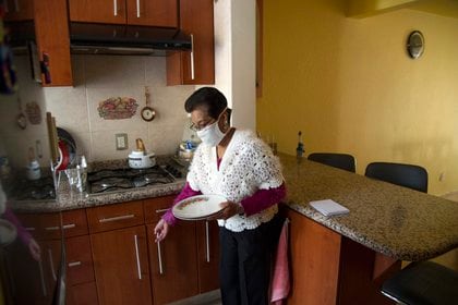 El trabajo doméstico fue una de las actividades más golpeadas por la pandemia en América Latina (Photo by CLAUDIO CRUZ / AFP)