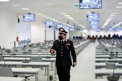 Un Carabiniere en en el recinto especialmente preparado para acoger el juicio (REUTERS/Yara Nardi)