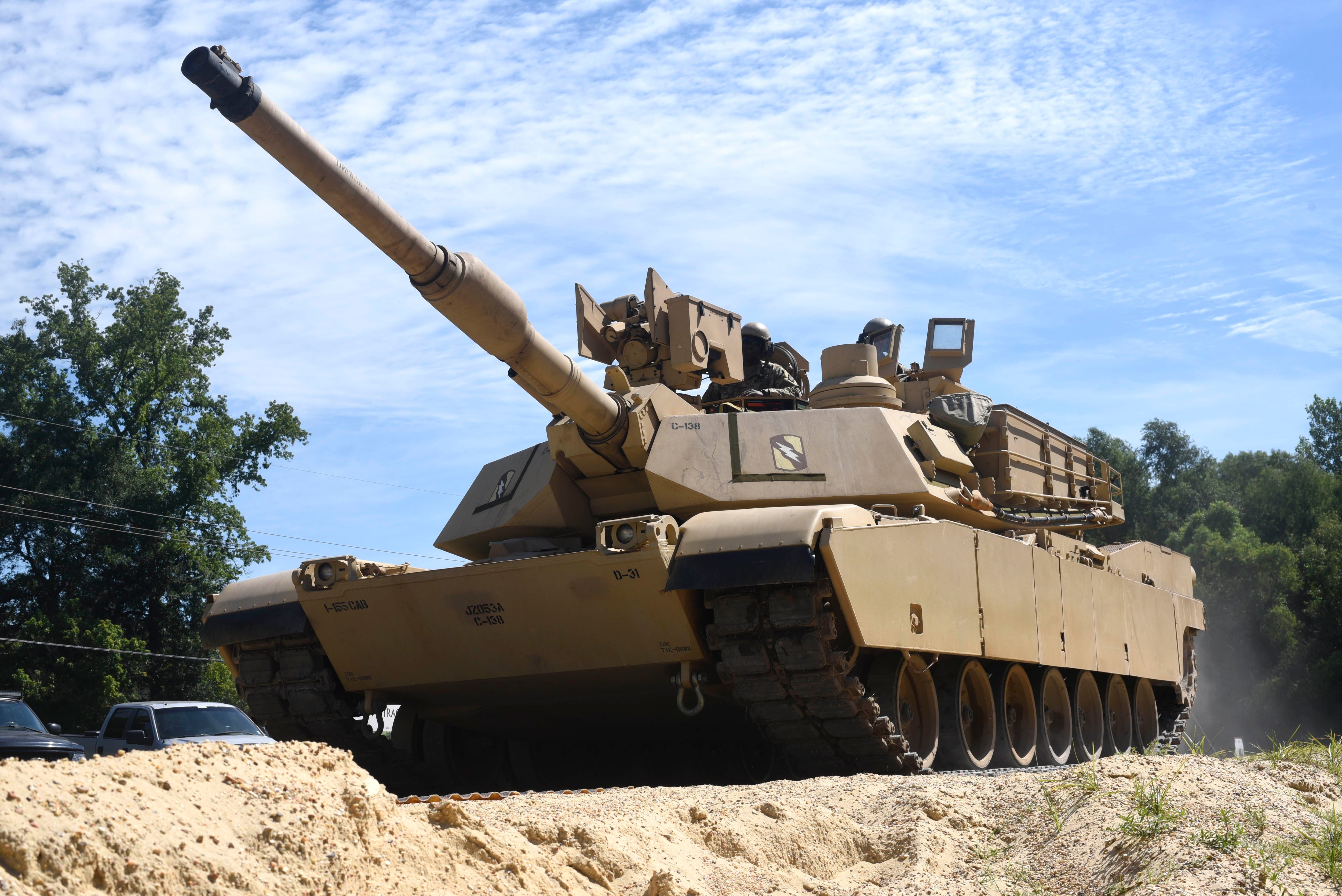 Un tanque M1A1 Abrams durante una demostración en Mississippi (via AP)
