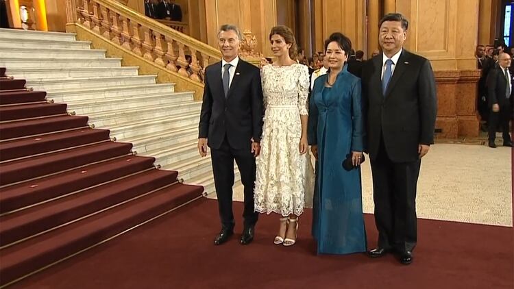La llegada del presidente de China, Xi Jinping, y su mujer Liyuan Peng, una de las elegantísimas en cada ocasión.