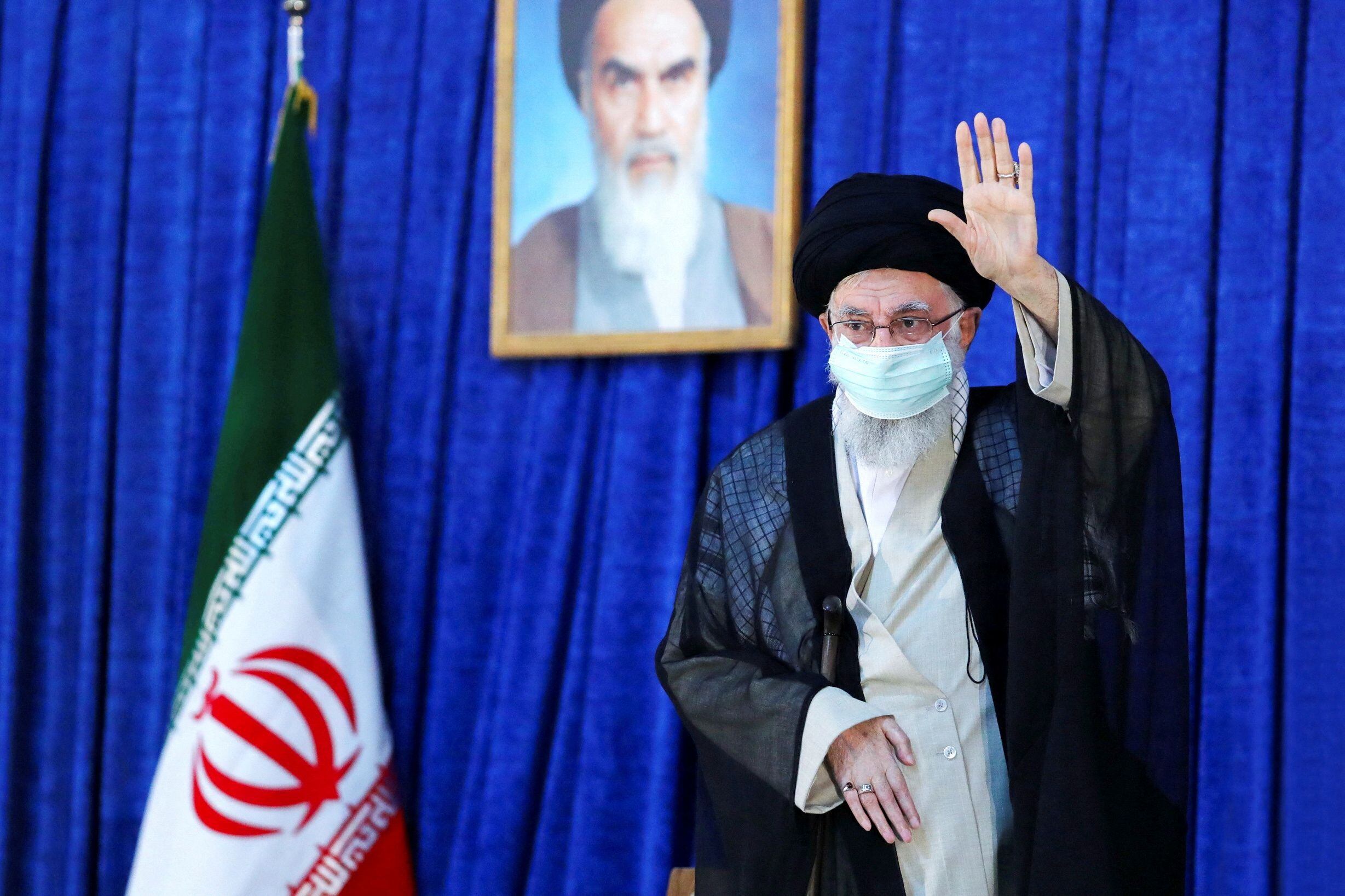 Ali Khamenei, gesticula durante el 33º aniversario de la muerte del líder de la revolución islámica de Irán de 1979, el ayatolá Ruhollah Khomeini, en el santuario de Jomeini en el sur de Teherán, Irán, el 4 de junio de 2022. Oficina del Líder Supremo iraní/WANA (Agencia de Noticias de Asia Occidental)/Handout via REUTERS/Archivo