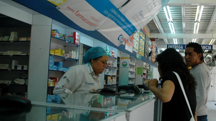 Las farmacias solo pueden vender antibióticos con receta médica, sin embargo los medicamentos que alertó la Cofepris se venden sin necesidad de ser recetados FOTO: RODOLFO ANGULO/CUARTOSCURO