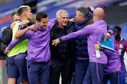 José Mourinho cumplió con el objetivo de clasificar a un certamen internacional con el Tottenham (Reuters)