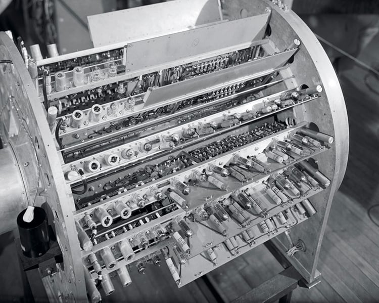 La ENIAC fue construida en la Universidad de Pensilvania por John Presper Eckert y John William Mauchly: ocupaba 167 metros cuadrados y consumía 160 kW.