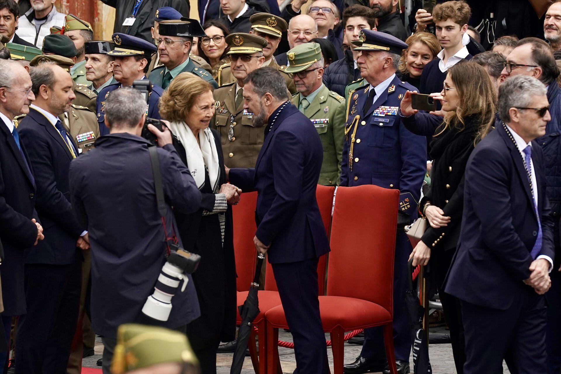 La reina emérita Sofía a su llegada a la celebración del traslado del Cristo de la Buena Muerte saluda al actor, Antonio Banderas