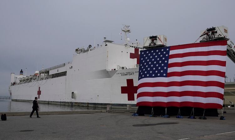 El buque hospital USNS Comfort, que partirá hacia Nueva York para ayudar en la crisis del coronavirus. Donald Trump le dará una despedida en la Estación Naval de Norfolk, en Norfolk, Virginia, el 28 de marzo de 2020 (REUTERS/Kevin Lamarque)