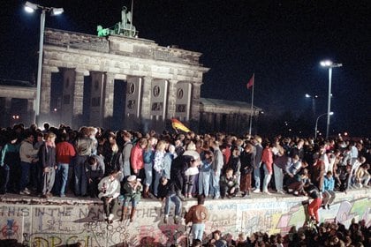 El Muro de Berlín cayó el 9 de noviembre de 1989. El 3 de octubre de 1990 colapsaría también la República Democrática de Alemania